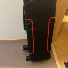 懸垂台とダンベルとベンチ台の画像