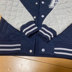 子供服／ネイビーとグレーのキルティングジャケット　110cmの画像