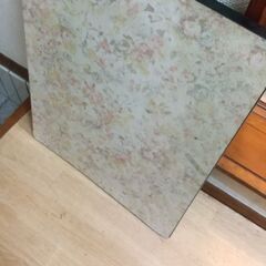 足を折りたためる小さなテーブルの画像