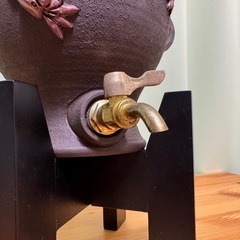 焼酎サーバー（陶器製／蛇口付き／木製スタンド付き）の画像