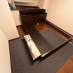 クイーンサイズ　ベットフレームの画像