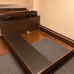 クイーンサイズ　ベットフレームの画像