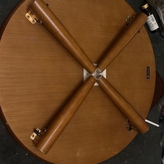 ブラウンの木製折りたたみ丸テーブルの画像