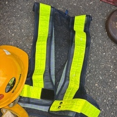 工事現場　交通整理　ヘルメット三つ　反射ベストなどの画像
