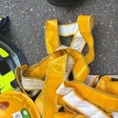 工事現場　交通整理　ヘルメット三つ　反射ベストなどの画像