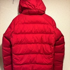 UNIQLO 赤ダウンジャケットの画像