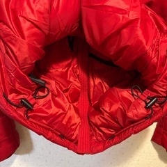 UNIQLO 赤ダウンジャケットの画像