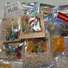 ユザワヤのビーズ大量とセリアのビーズの画像