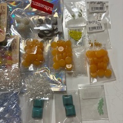 ユザワヤのビーズ大量とセリアのビーズの画像