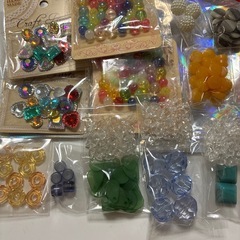 ユザワヤのビーズ大量とセリアのビーズの画像