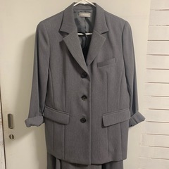 E.Secondsのグレーのジャケットです。の画像