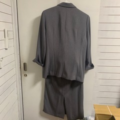 E.Secondsのグレーのジャケットです。の画像