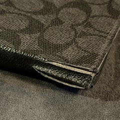 【coach】iPhone15 Plus手帳型ケース　ブラック　シグネチャーの画像