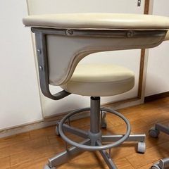 キャスター付きチェアー2脚上下可動の画像