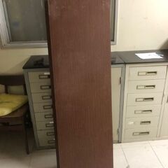 テーブル2台とイス４脚の画像