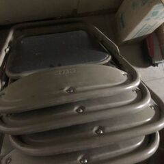 テーブル2台とイス４脚の画像