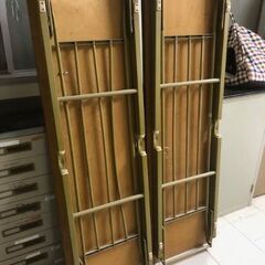 テーブル2台とイス４脚の画像