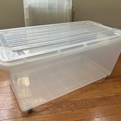 キャスター付きクリアボックス2個
の画像