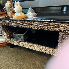 テレビと藤のテレビ台の画像