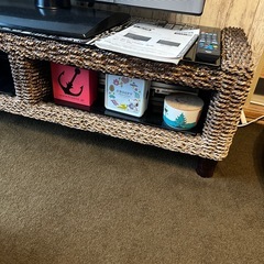 テレビと藤のテレビ台の画像