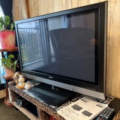 テレビと藤のテレビ台の画像