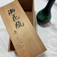 深い翠の一輪挿しの画像