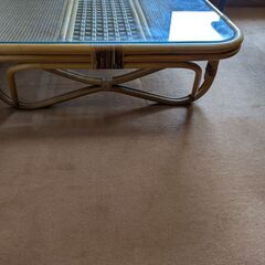 トップはガラス板のテーブルの画像