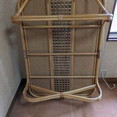 トップはガラス板のテーブルの画像