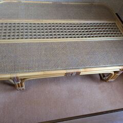 トップはガラス板のテーブルの画像