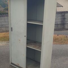 ◇外置きに最適🎶『この中古の物置✨戸の片方が無く、中身がいつも見えるから便利❗』✨サイズ 120✕90✕50の画像