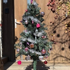 ピンクのオーナメントつき❣️クリスマスツリーの画像
