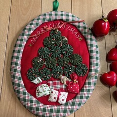 クリスマスパッチワーク風飾り、りんごとハートの飾りの画像