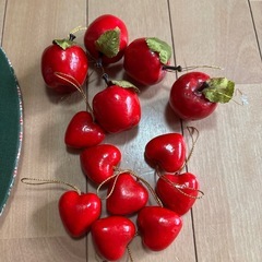 クリスマスパッチワーク風飾り、りんごとハートの飾りの画像