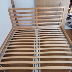 IKEAクイーンサイズベッドの画像