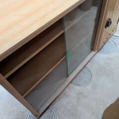 収納棚 ガラス戸棚 の画像