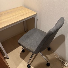 机、椅子の画像