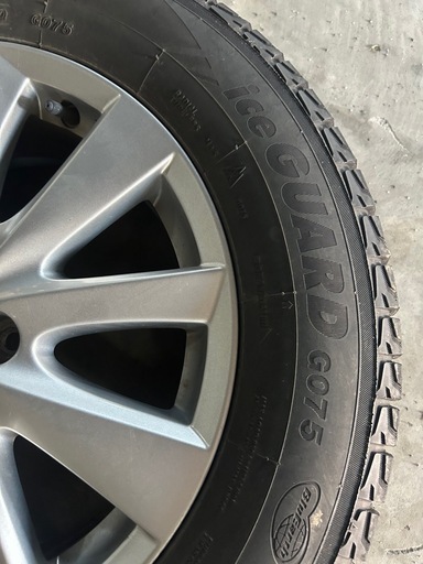 スタッドレスタイヤ　225/65 R17