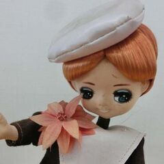 当時物 昭和レトロ スタードール2体セット 台に割れあり ポーズ人形 女の子人形 ワンピース ベレー帽 リボン 札幌 西野店の画像