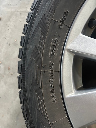 スタッドレスタイヤ　225/65 R17