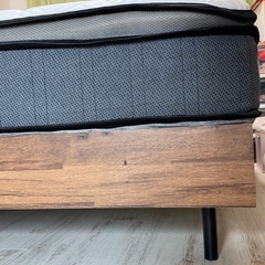 QUEEN サイズ　ベッド　マットレス付きの画像