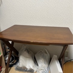 折りたたみできるデスクの画像