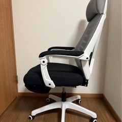 多機能オフィスチェア／ゲーミングチェア（リクライニング・フットレスト付き）の画像