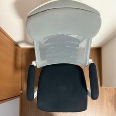 多機能オフィスチェア／ゲーミングチェア（リクライニング・フットレスト付き）の画像