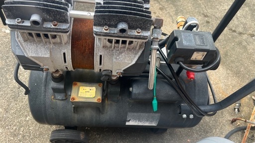 エアーコンプレッサー24L オイルレス消音機