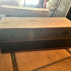 ふるい二段のタンスの画像