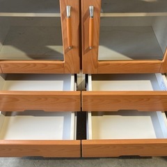 ニトリ製　カップボード　キッチンボード　キャビネット　食器棚　ロータイプ　脚付き　ホワイト／ブラウン　ガラス扉　観音開きの画像