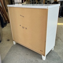 ニトリ製　カップボード　キッチンボード　キャビネット　食器棚　ロータイプ　脚付き　ホワイト／ブラウン　ガラス扉　観音開きの画像