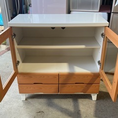 ニトリ製　カップボード　キッチンボード　キャビネット　食器棚　ロータイプ　脚付き　ホワイト／ブラウン　ガラス扉　観音開きの画像