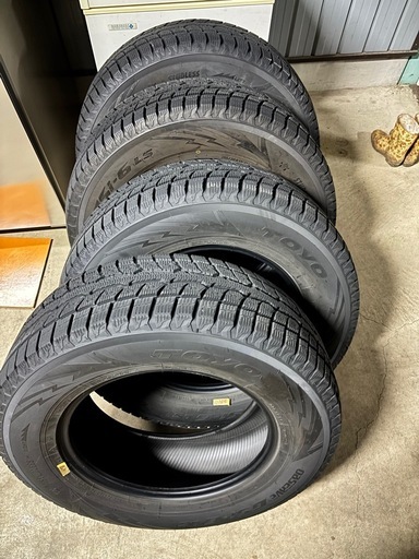美品　早い者勝ちTOYOスタッドレスタイヤ 18インチ ジープ　JLラングラー　スタッドレス