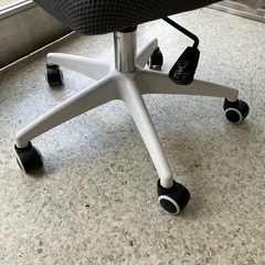 W2511-622 オフィスチェア グレー キャスター付き 中古の画像